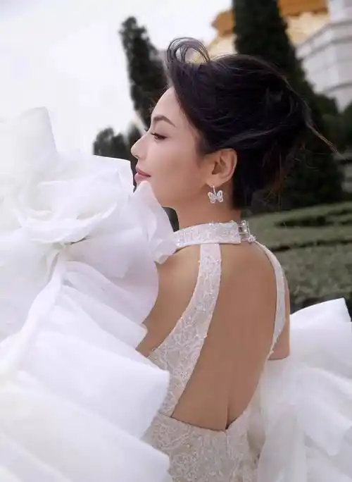 近日,刘涛为某杂志拍摄了一系列身着白色鱼尾裙的x性感写真,完美展现