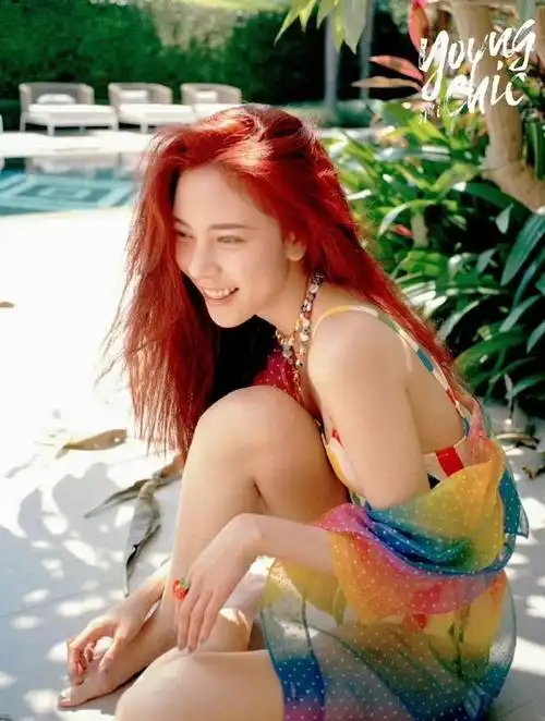 窦靖童宋妍霏手牵手遛狗