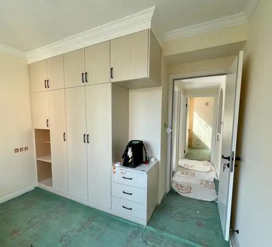 小户型木工制作柜体的主卧衣柜