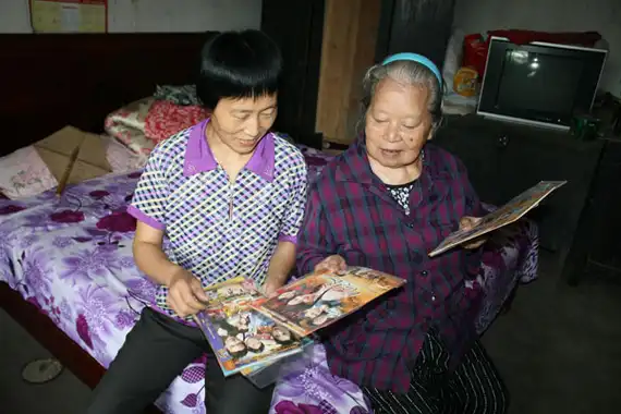 "好女儿"黄英 感恩反哺养育情 悉心照料瘫痪养父母12年