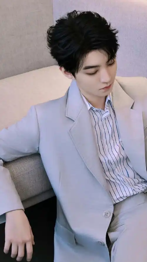 王俊凯与掉落的金桔