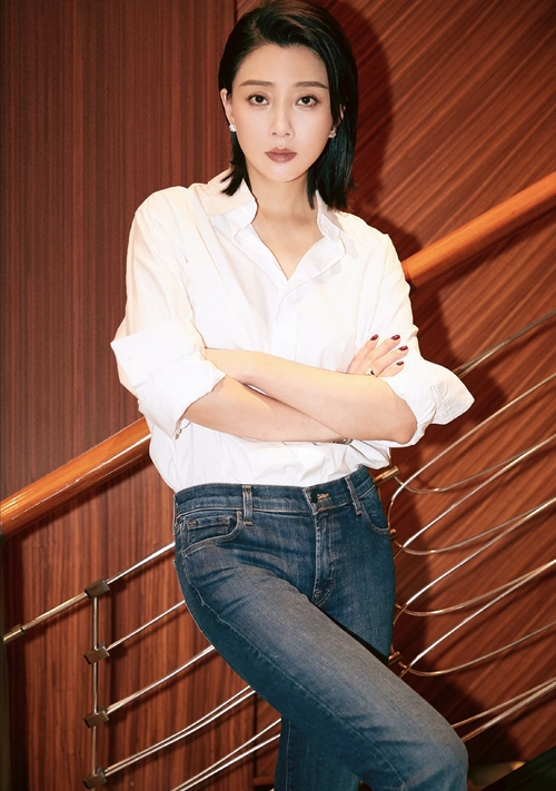 40岁殷桃晒照秀身材,家装更是高级,光是家里的植物布置就过百万