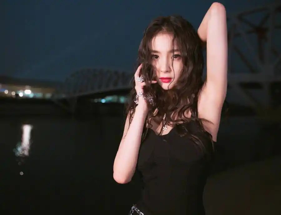 杨幂身穿黑色鱼尾裙,曼妙身姿朦胧妩媚,江边的她比夜色更撩人