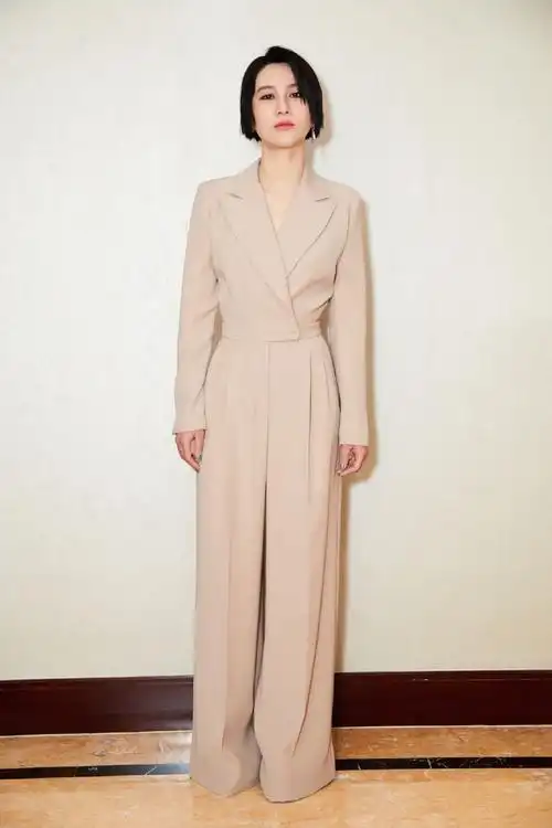 尚雯婕上《王牌对王牌》,穿蓝白涂鸦西装配短裤,清新帅气