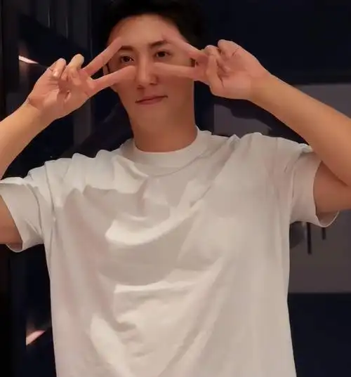 原创黄景瑜拍照避嫌太好笑因为热巴不敢比8网友直言越避嫌越真