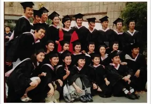 赵薇晒毕业学士服照网友感慨致青春图