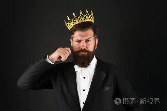 他们说的都是真的英俊的胡须男国王王冠自私自私的人优越感情结自恋的
