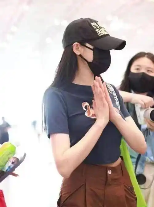 张天爱惊艳到了,露脐装的模特身材太精致了,1尺6的蛮腰太抢眼_上衣