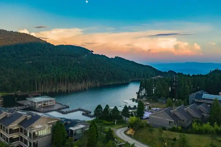 p>明月山位于江西省宜春市西南,距离中心城区仅15公里,总面积389.