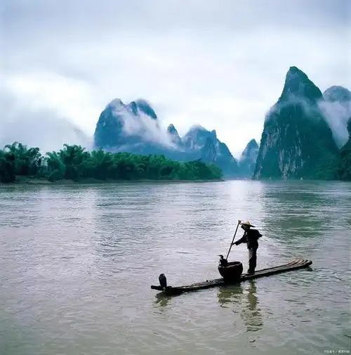 "桂林山水甲天下","阳朔山水甲桂林",桂林阳朔位于中国广西壮族自治区