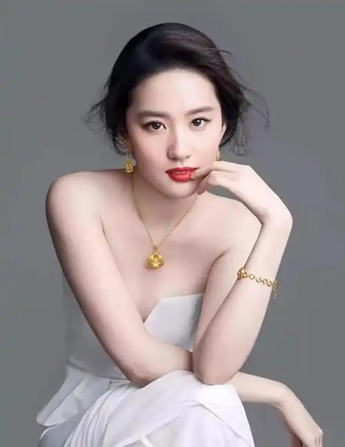 刘亦菲的身材是那种既不过于瘦弱,又能完美匹配她那漂亮脸蛋和气质的