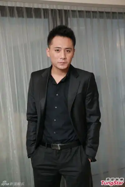 刘烨醋劲十足晒儿子萌照比帅图