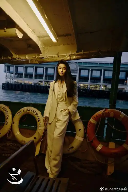 share星分享##smagazine 范冰冰香港街拍##今天很wow