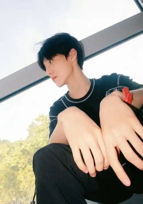 内娱走出国门的美貌#张泽禹不完全侧颜杀小合集～这下颌线和精致的