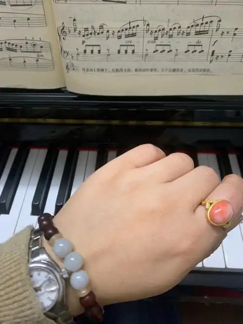 珊瑚小戒指和小叶紫檀翡翠珠子真的很适合秋冬.