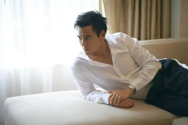 彭于晏白色衬衫