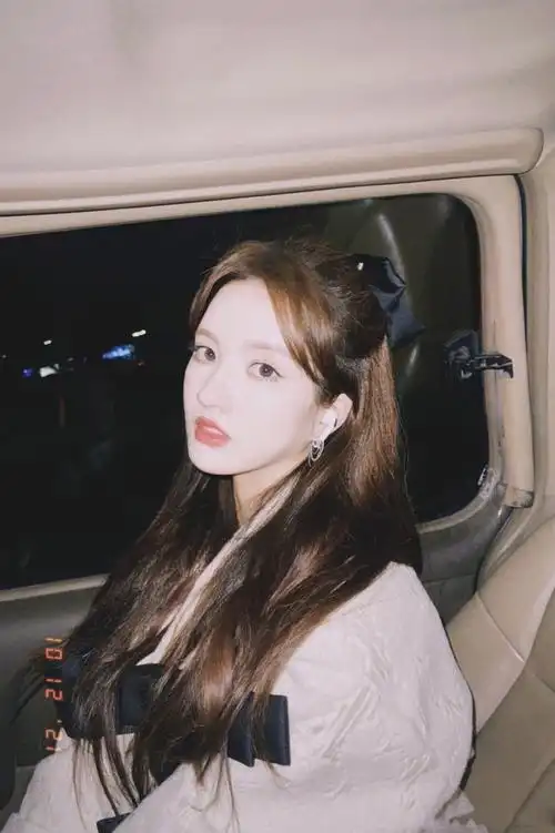 刘些宁晒出车内随拍身穿蝴蝶结外套甜美温柔的清新少女