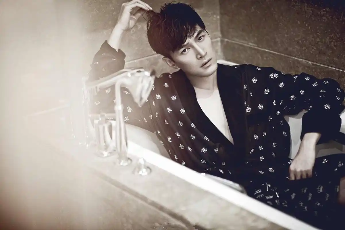 帅气胡歌桌面壁纸_帅气迷人的男明星