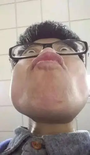 警惕!千万不要在别人的手机留下丑照!不然会后悔到赖屎哈哈~_手机搜狐