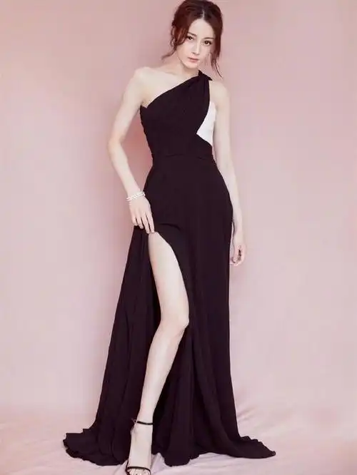 最美军嫂张馨予美到犯规穿开叉裙大秀火辣身材女人味爆棚