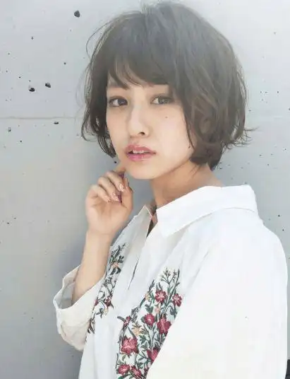 将小脸效果发挥到最极致的发型