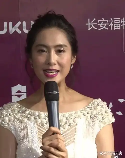 53岁朱茵最新亮相,造型又翻车了!