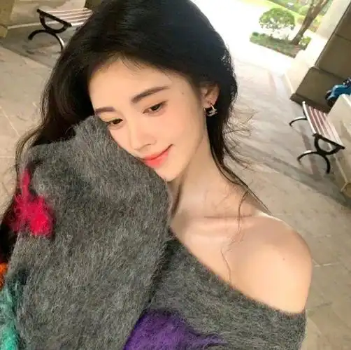 鞠婧祎露肩毛衣