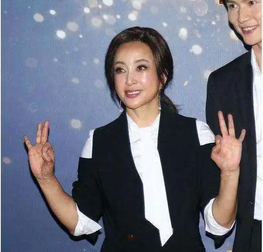 畅购康域品牌创始人刘晓庆与小鲜肉同框扮嫩,却被柔顺的秀发折服!