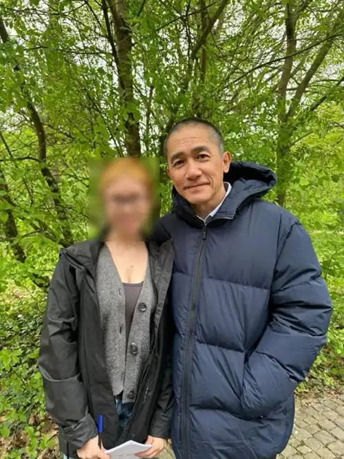 他与网友们亲切合影,面露微笑,状态不错,不过梁朝伟的头发已然花白了