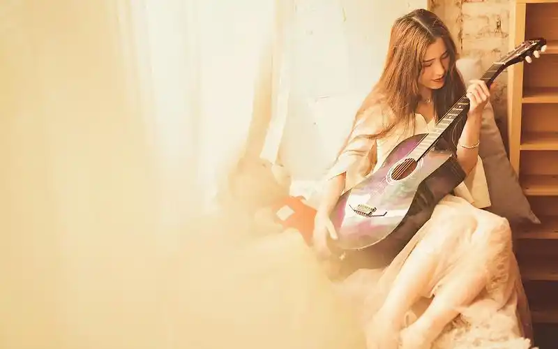 成熟性感的文艺气质美女居家写真