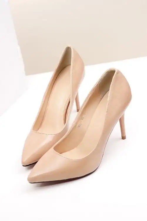 香槟色漆皮高跟尖头单鞋