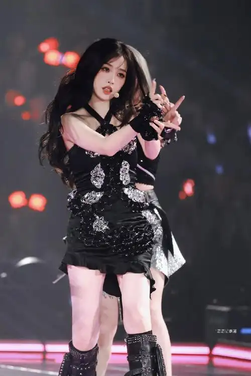 虞书欣超话90舞台合集#虞书欣星光黑曜立体连衣裙