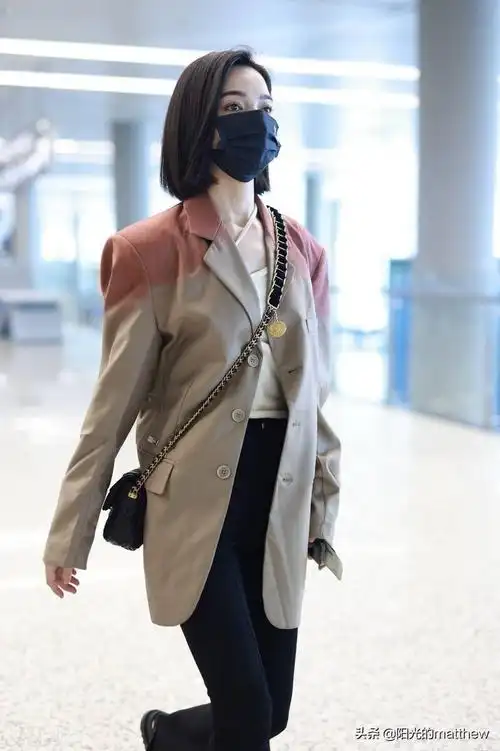 2021年9月20日,代斯机场街拍.穿渐变外套,一头短发清新秀丽.