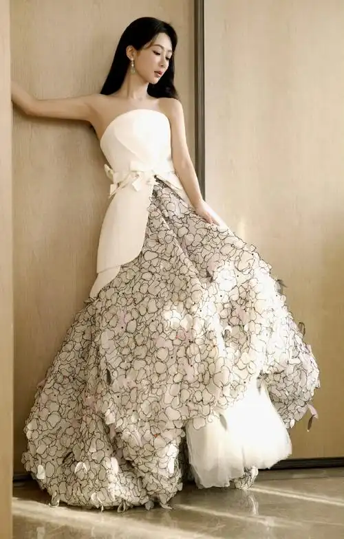 一套azzi & osta定制礼服,一条ronald van der kemp高定,克莱因蓝的