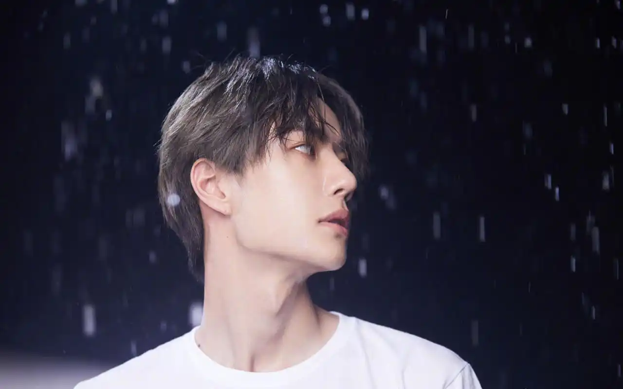 王一博雨中帅气写真图片桌面壁纸