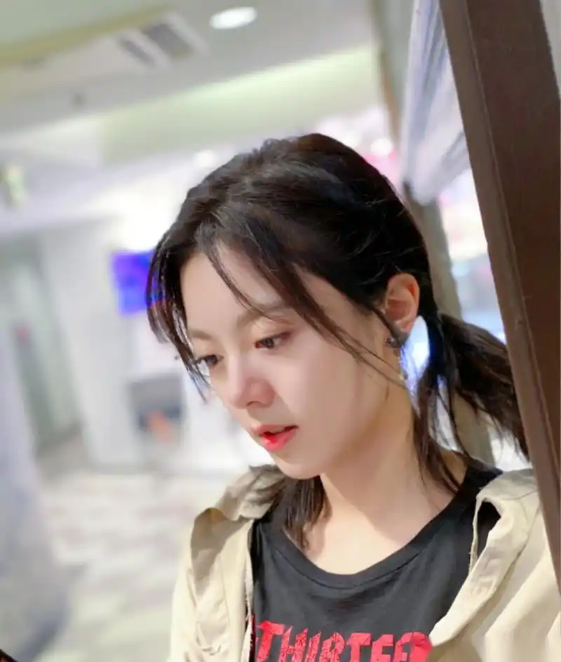 赵今麦亮相国剧盛典红毯,身穿白色洛丽塔镂空花纹衬衫,搭配百褶短裙