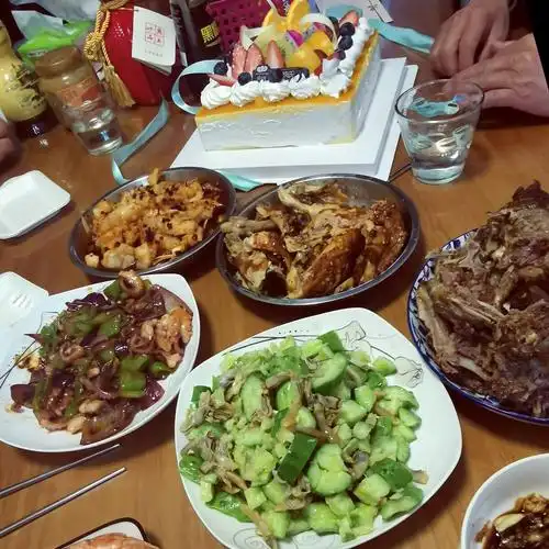 一顿简单而又丰盛的生日晚餐一个不大不小的年纪一杯刚好微醺的酒从来