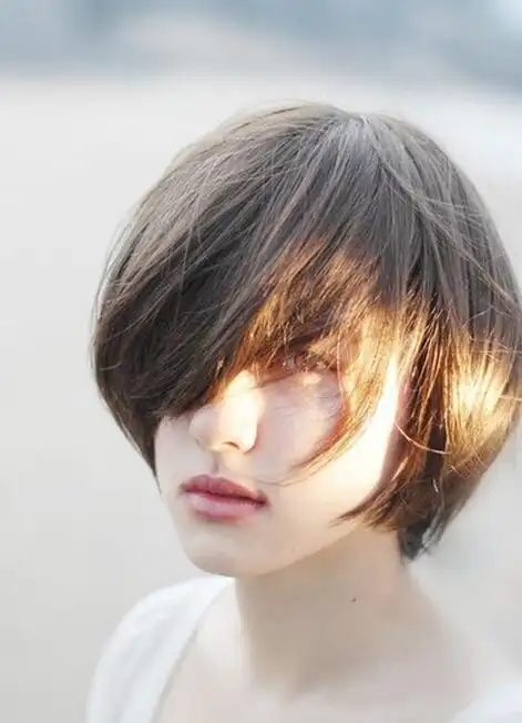 最后来一款很有韩feel的及肩波波头短发,剪碎之后再烫卷,时尚之余又不