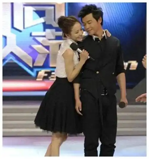 佟丽娅陈思诚庆祝儿子8岁生日,一家三口合影温馨父子如出一辙.