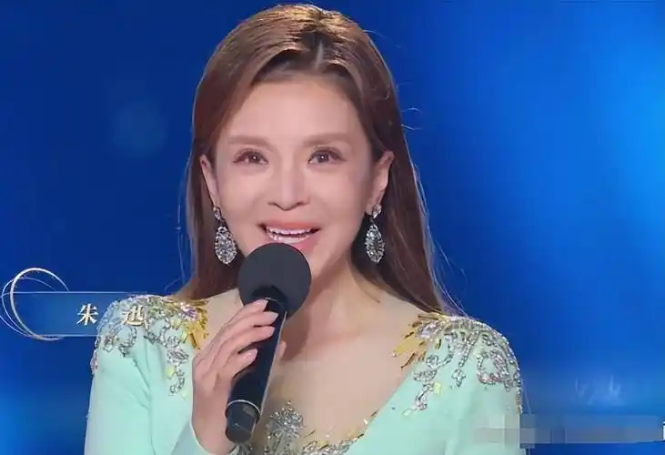 央视跨年夜,"回春"的刘涛,圣洁的高叶,治好了我的畸形