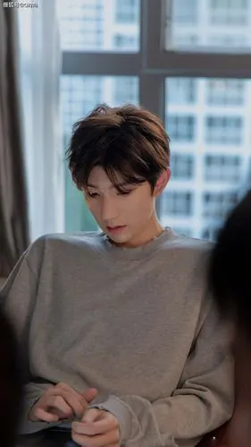 王源写真曝光,化身居家暖男,白灰两色简约t恤