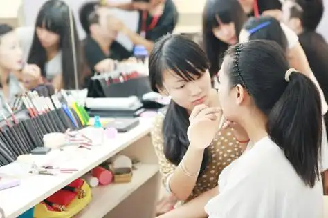 heizpxhr">江西明星名人化妆摄影学校,由全国十佳影楼首席彩妆造型师
