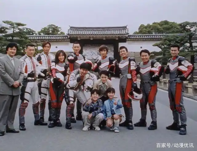 胜利队凯旋归来,两支队伍第一次同框,掘井与家人团聚,众人合影的照片