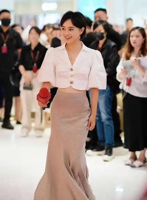 40岁孙俪生图状态被群嘲,皮肤黝黑,气质不如路人,手背年龄感重_养生