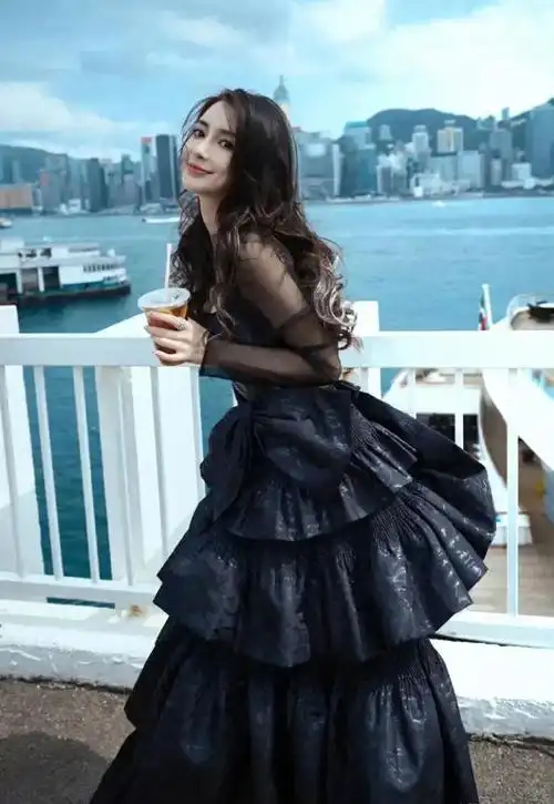 杨颖受邀出席第42届电影金像奖一袭黑色长裙礼服优雅气质