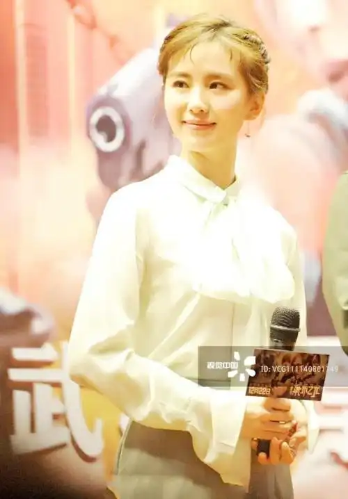 刘诗诗学校刘诗诗现身大学校园宣传电影笑容甜美