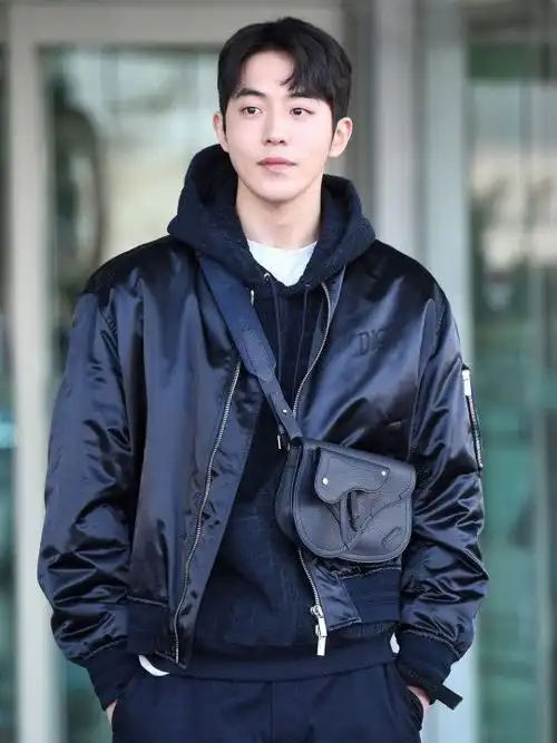 188cm南柱赫搭配一套黑色造型身材比例优越