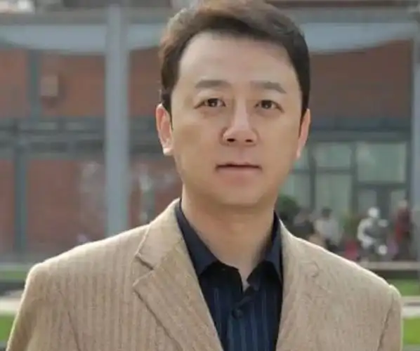 回顾演员郭涛镜头前和小十几岁娇妻秀恩爱背地里却看不起她