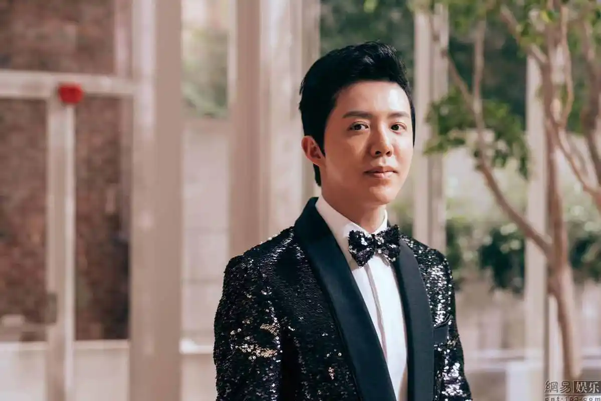 有一位拥有大量粉丝的博主曝光了一段聊天记录,好像有明星在酒店里被