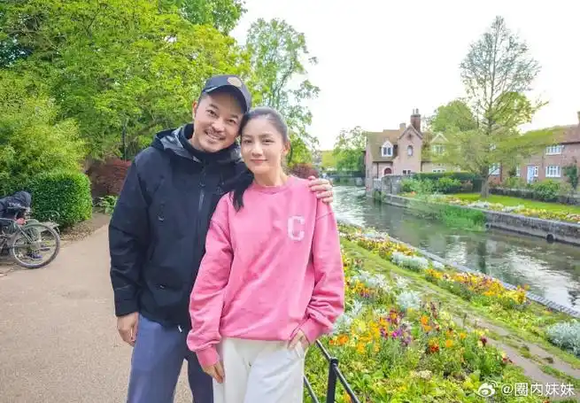 沙溢和老婆胡可撒狗粮了～晒出在英国坎特伯雷油画小镇的合照,胡可扎